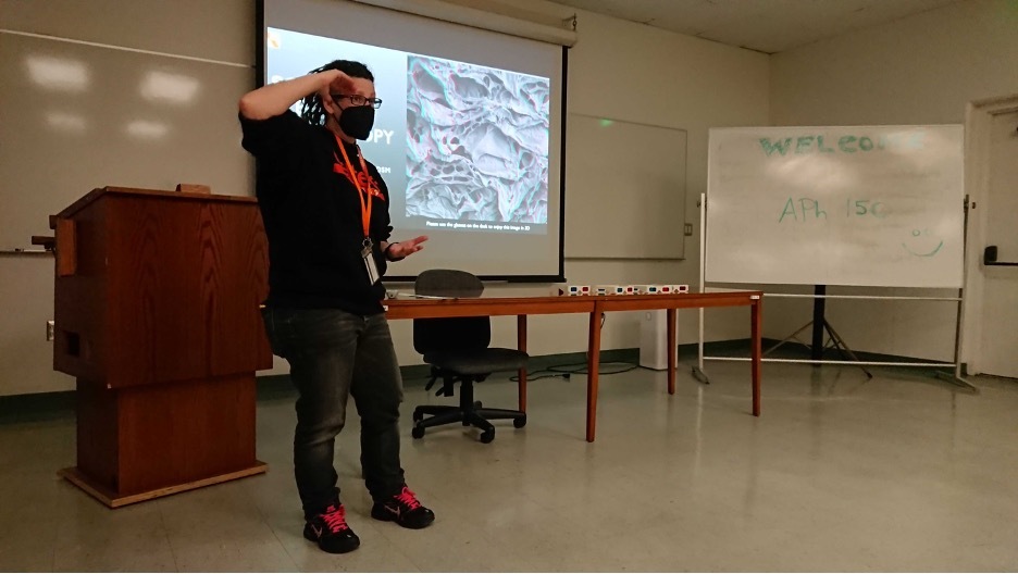 Dr. Annalena Wolff, KNI staff microscopist, presenting a lecture on scanning electron microscopy to APh 150 students